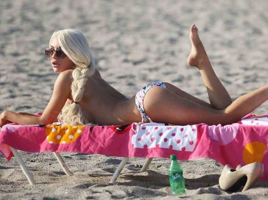 Блондинка загорает на пляже