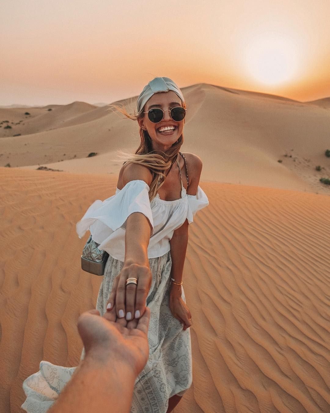 Фото симпатичной девушки в пустыне