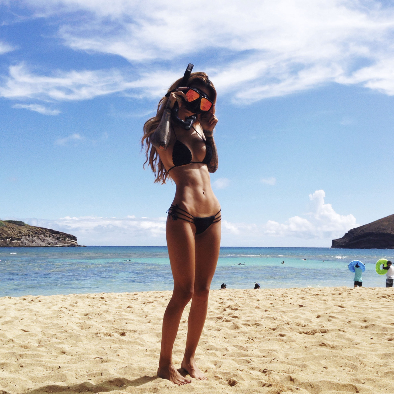 Стройная гречанка в бикини на пляже 