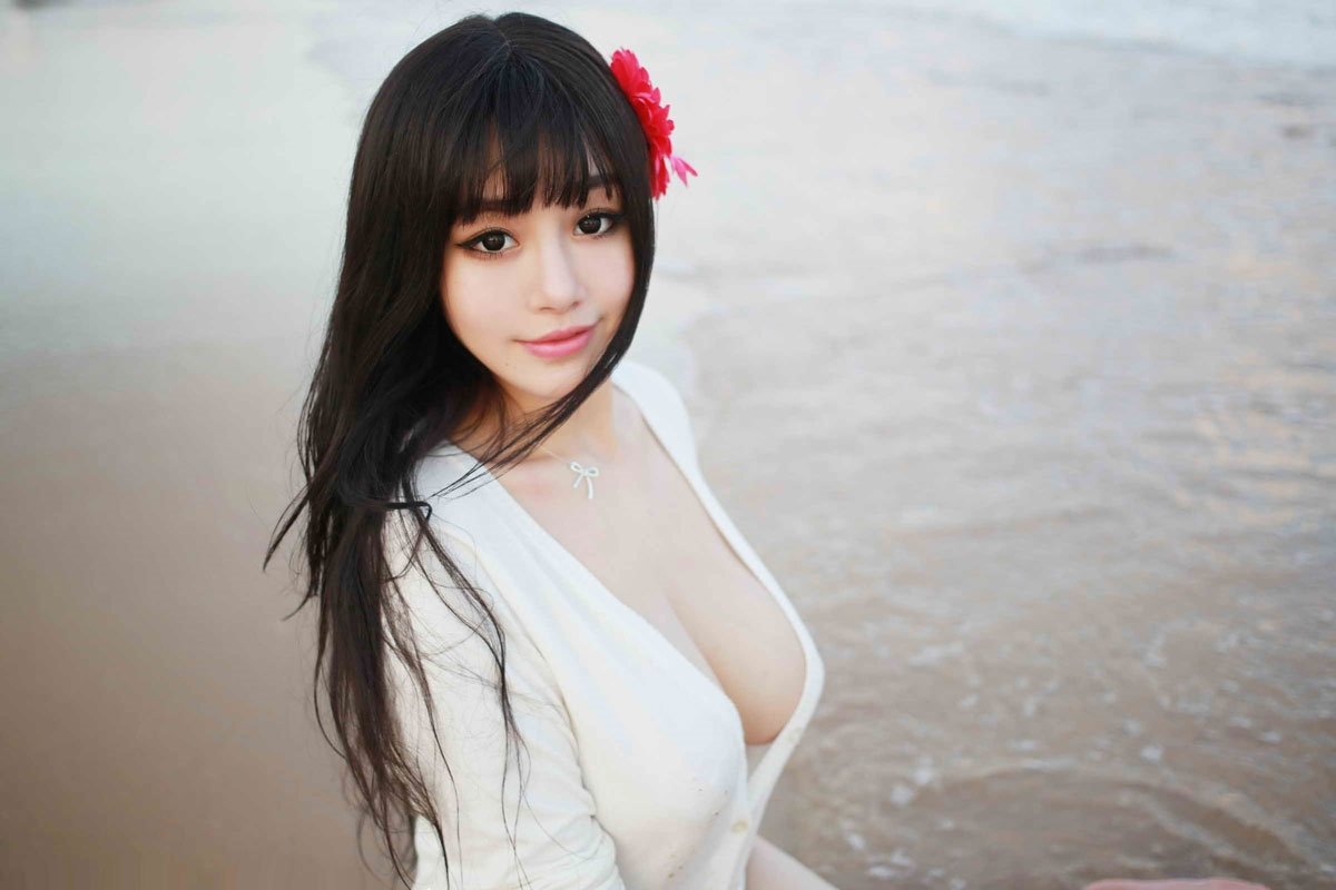 Фото похотливой китаянки с большими сосками в ярком платье