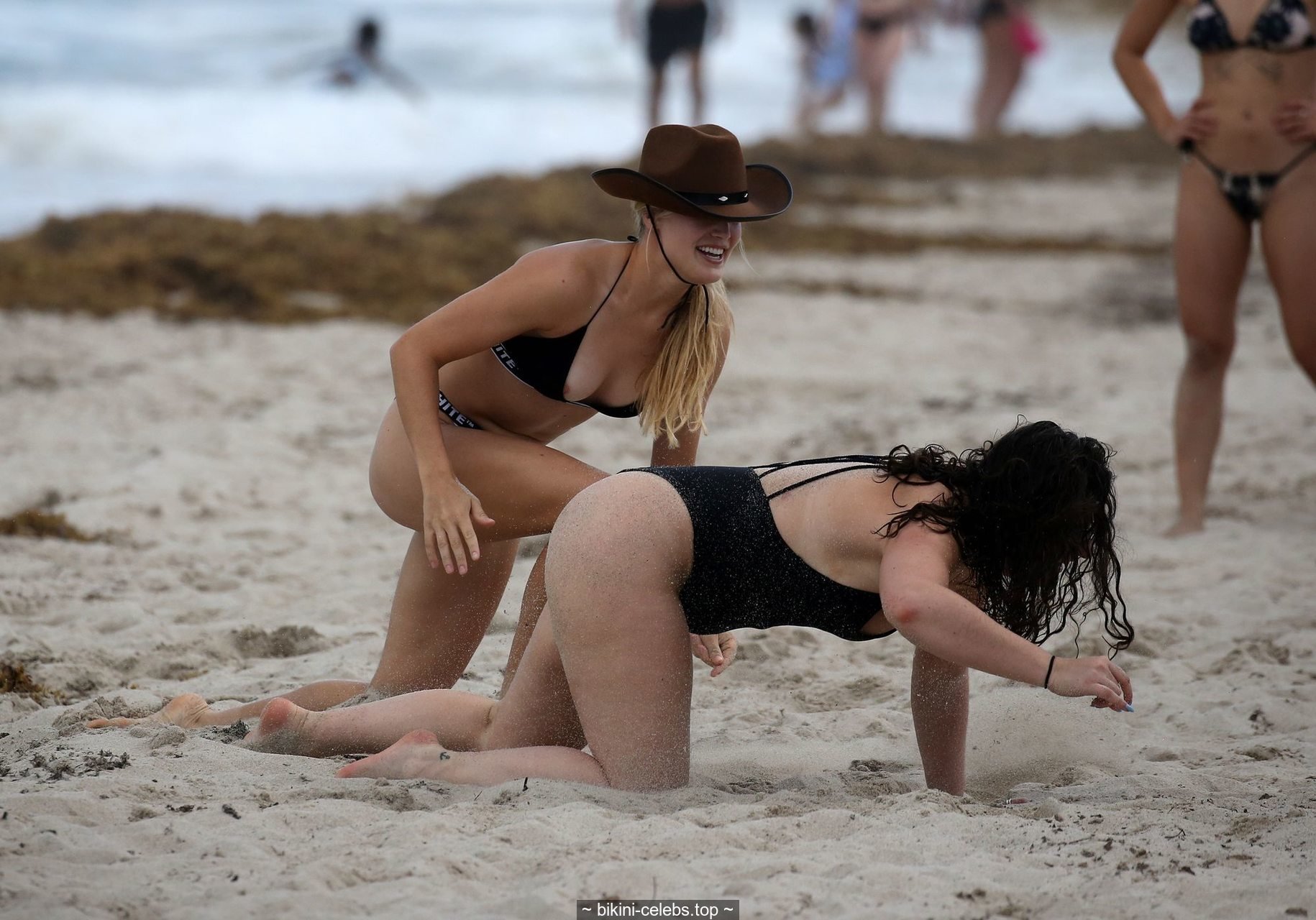 Видео Секс На Пляже Большие Сиськи