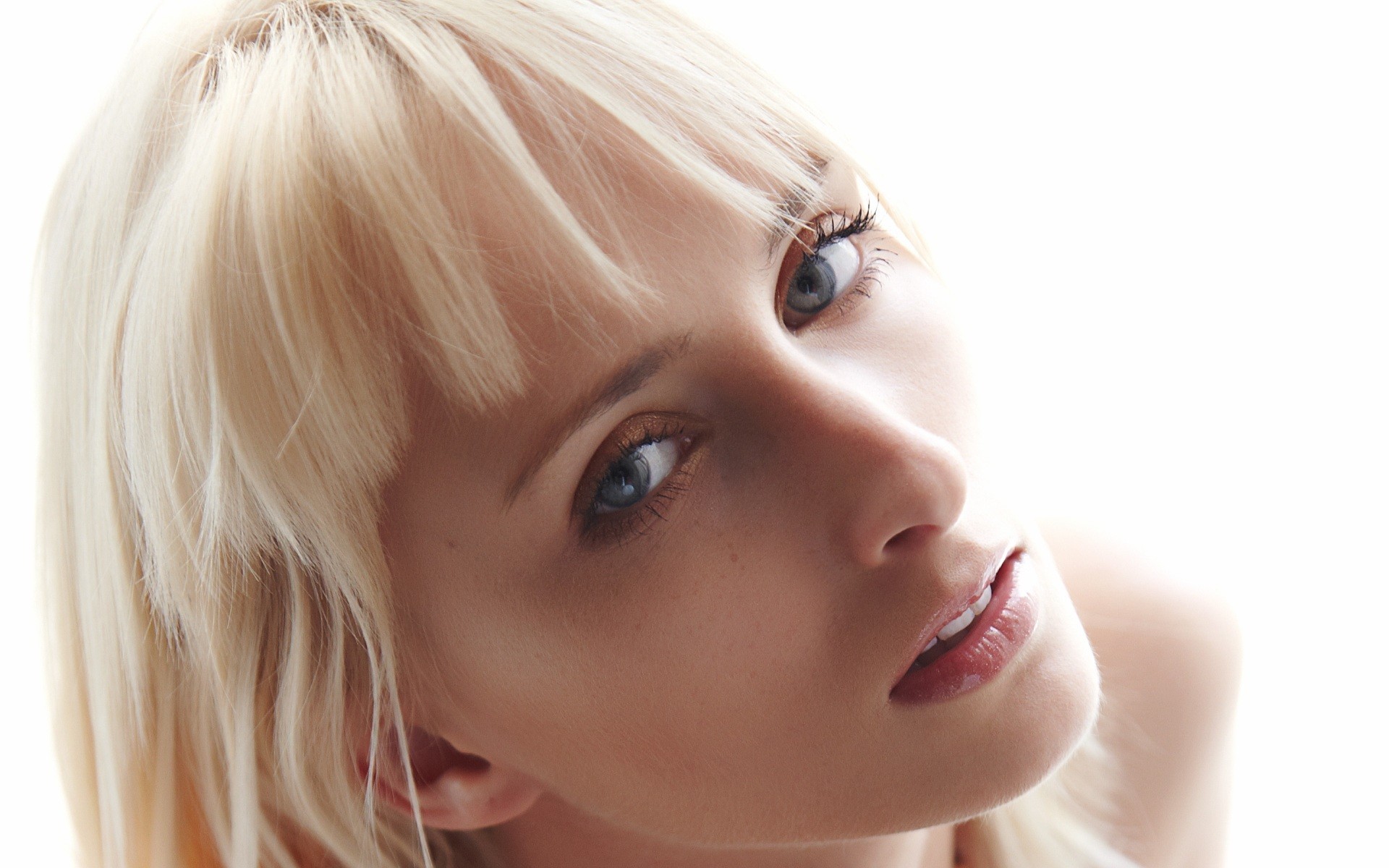Эротические фото красивой блондинки с голубыми глазами