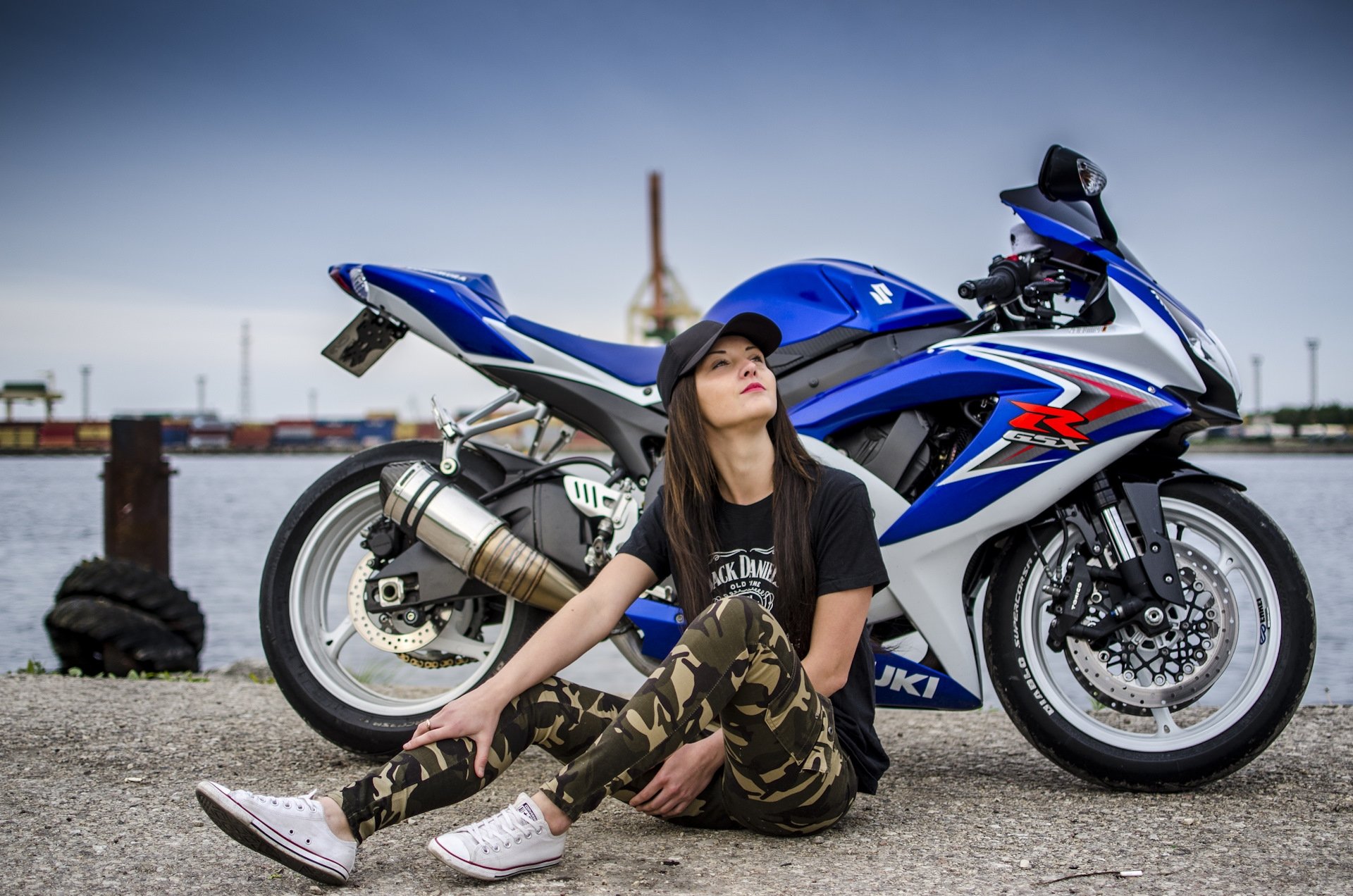 Девушка на спортивном мотоцикле