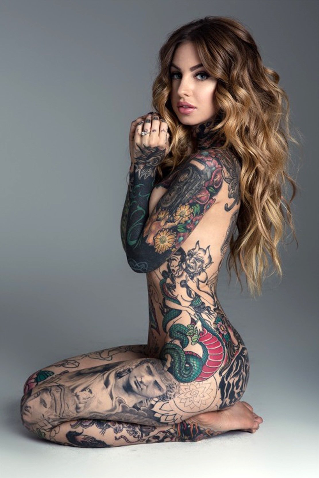 Фото девушки с татуировкой