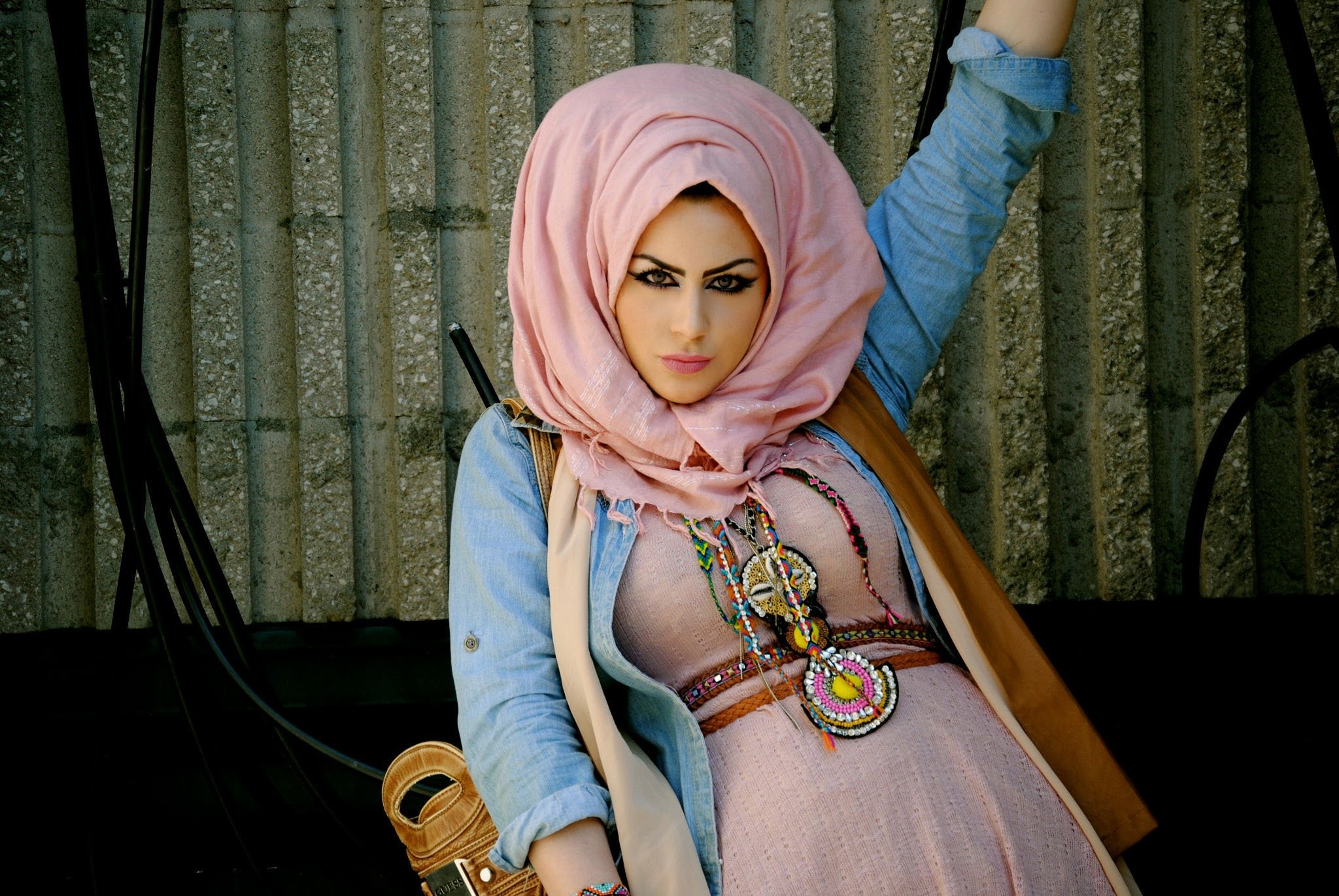 Сиськи арабской девушки невелики но очень привлекательны