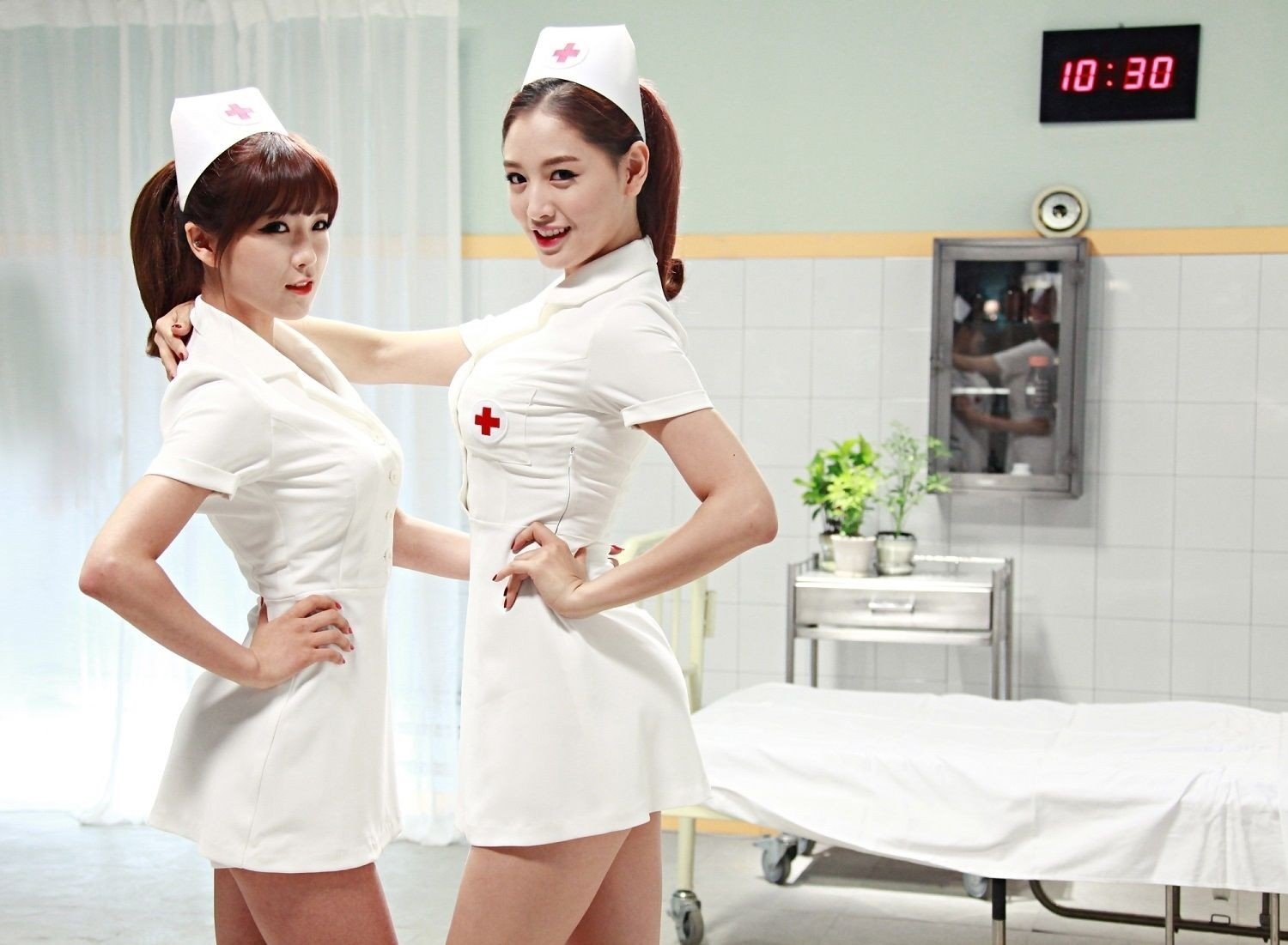 Сладкие медсестрички устроили лесби-шоу перед пациентом