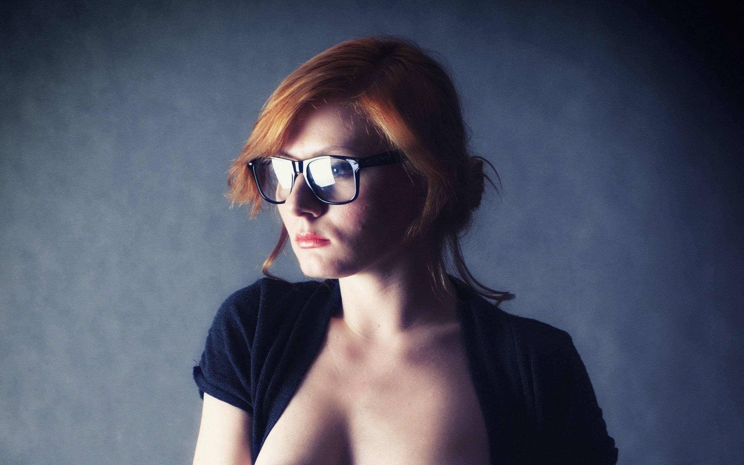 Голая девушка в очках - 12 фото
