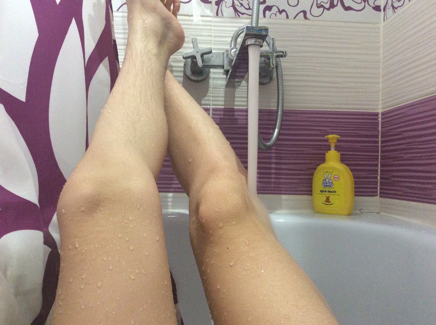 Положила ноги на края ванны и кончила на камеру