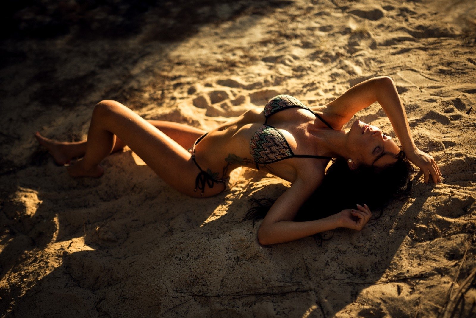 Сексуальная натуристка позирует на песке
