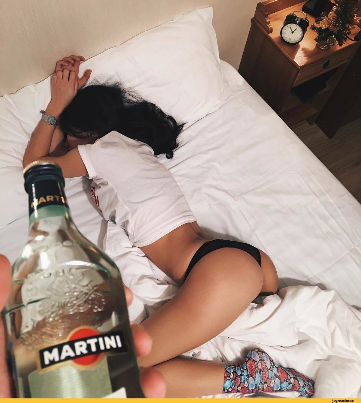 Пьяные девушки смущают своей эротикой