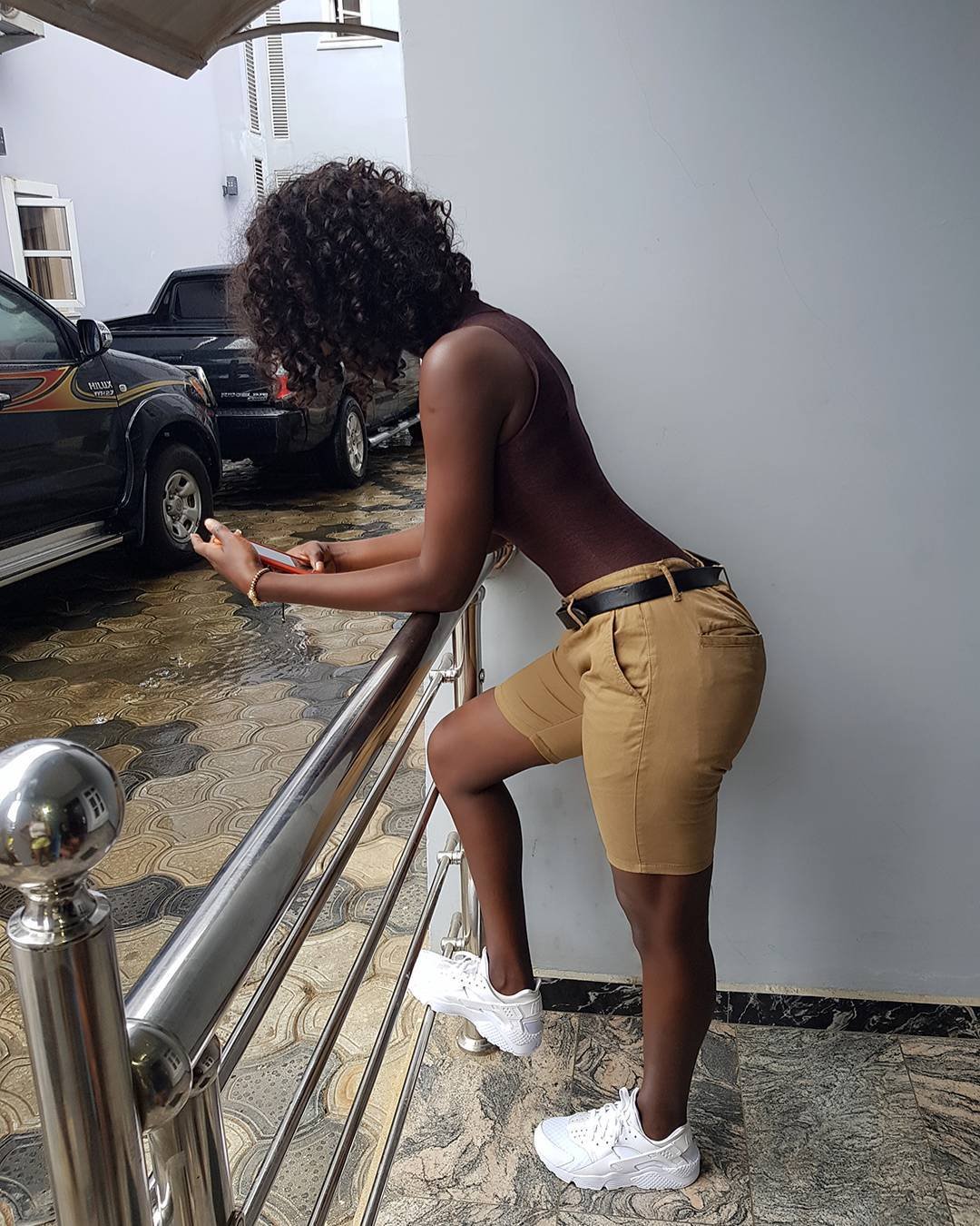 Негритянка в коротких шортах в магазине крутит круглой попой перед камерой