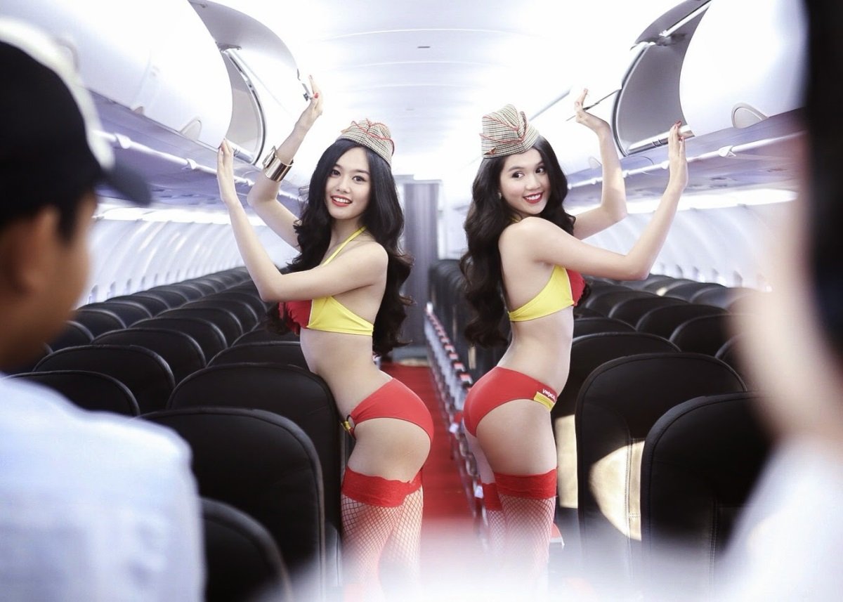 Команда авиалайнера занимается групповым сексом со стюардессой в дорогом отеле
