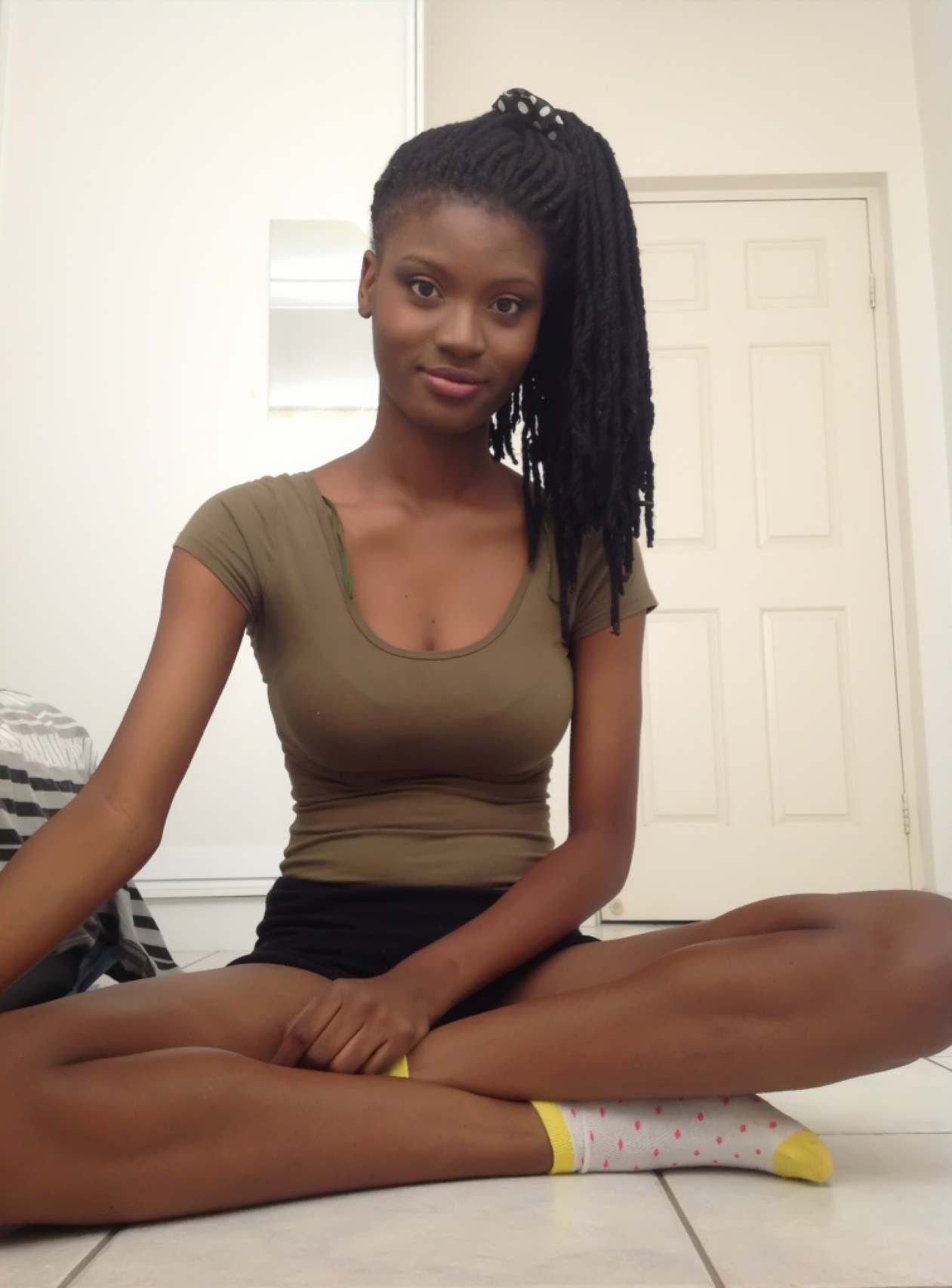Потрясающий домашний стриптиз молодой негритянки перед вебкамерой