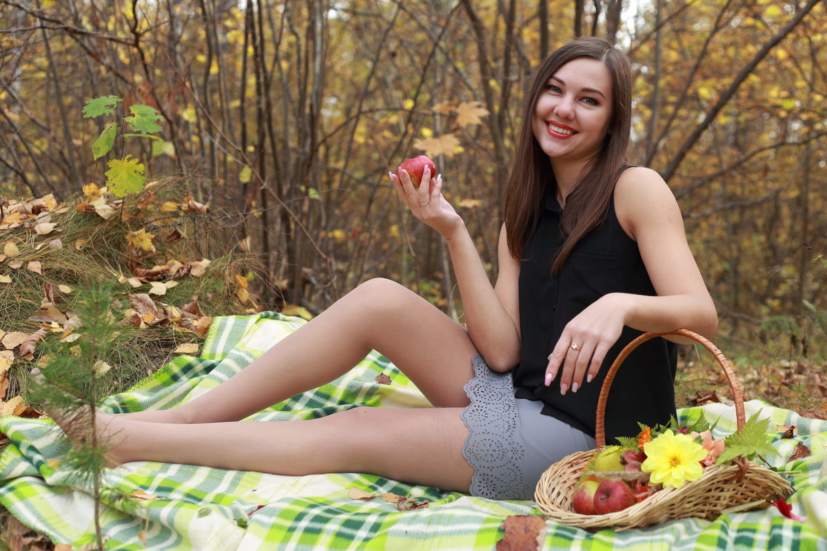 Русская девка показывает свой загар на природе и дома