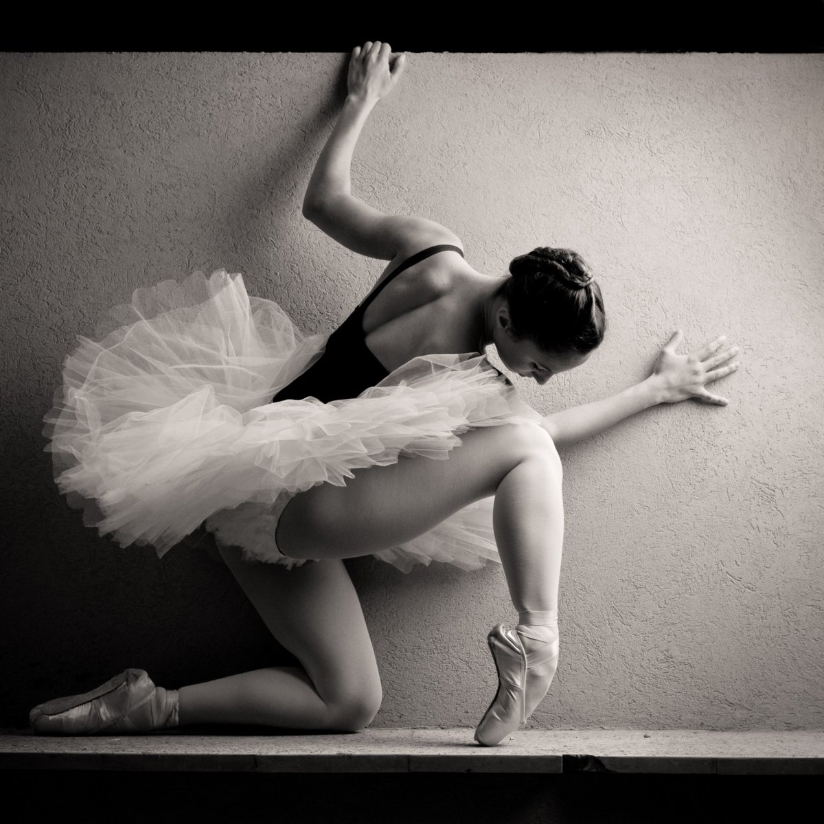 Белая и черная балерины на разминке любят друг друга орально 