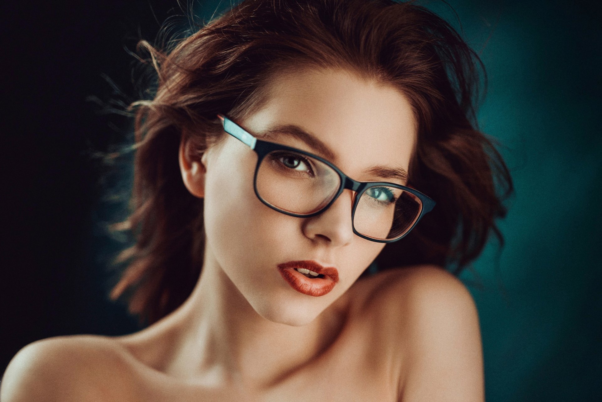 Эротические фото красивой девушки в очках с чупсом