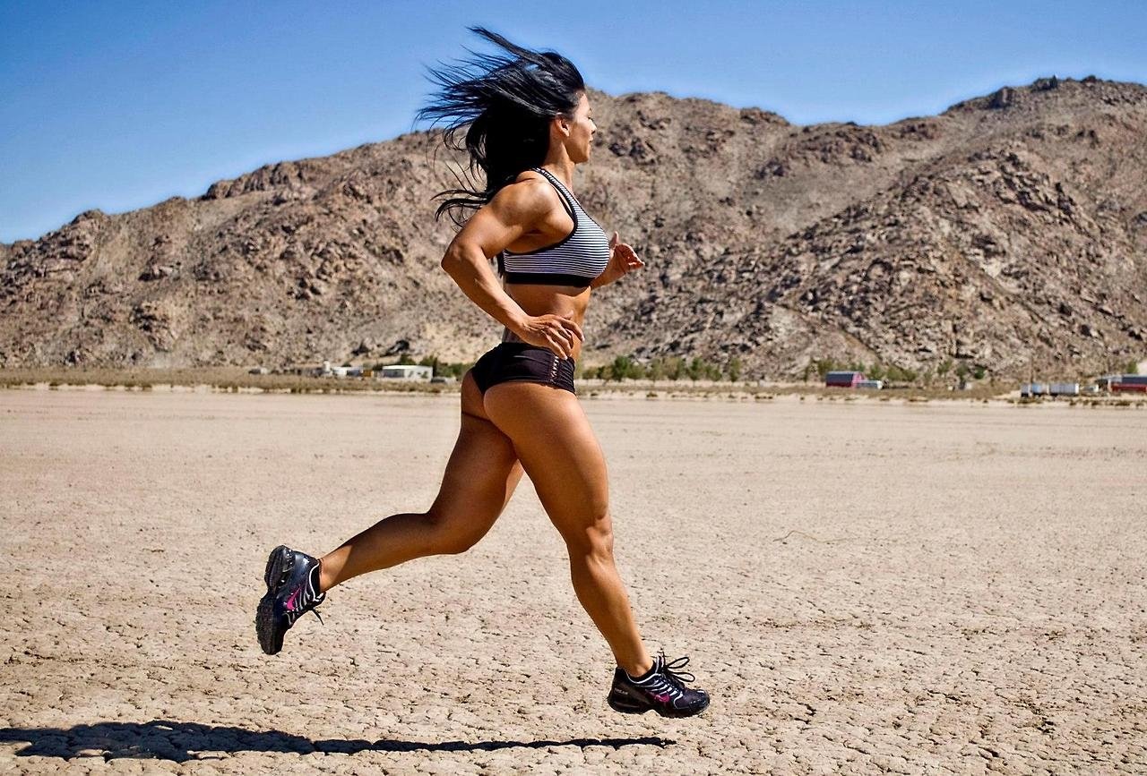 Спортивная девушка светит упругую попку на пробежке