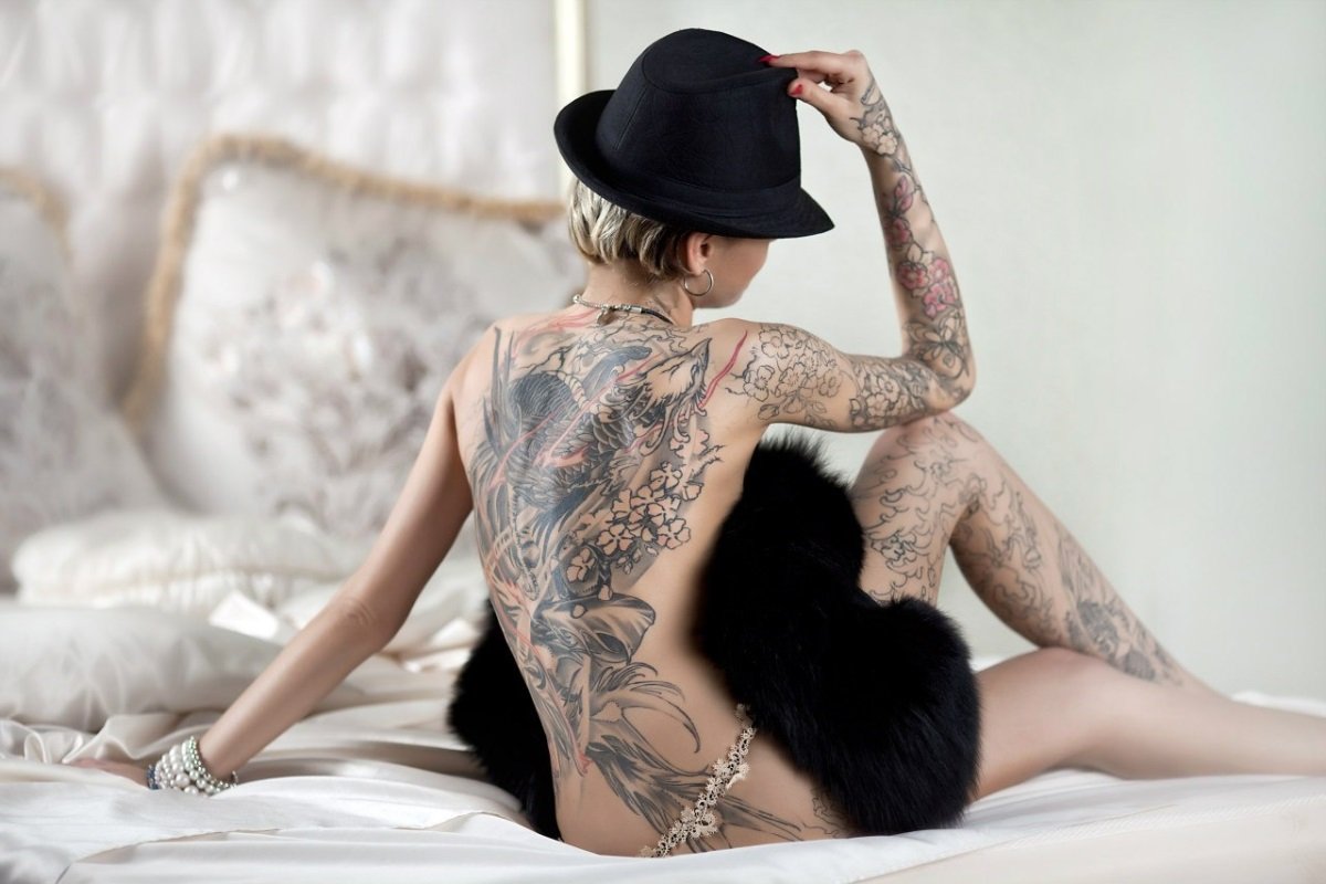Телки украшают  татуировками свои тела
