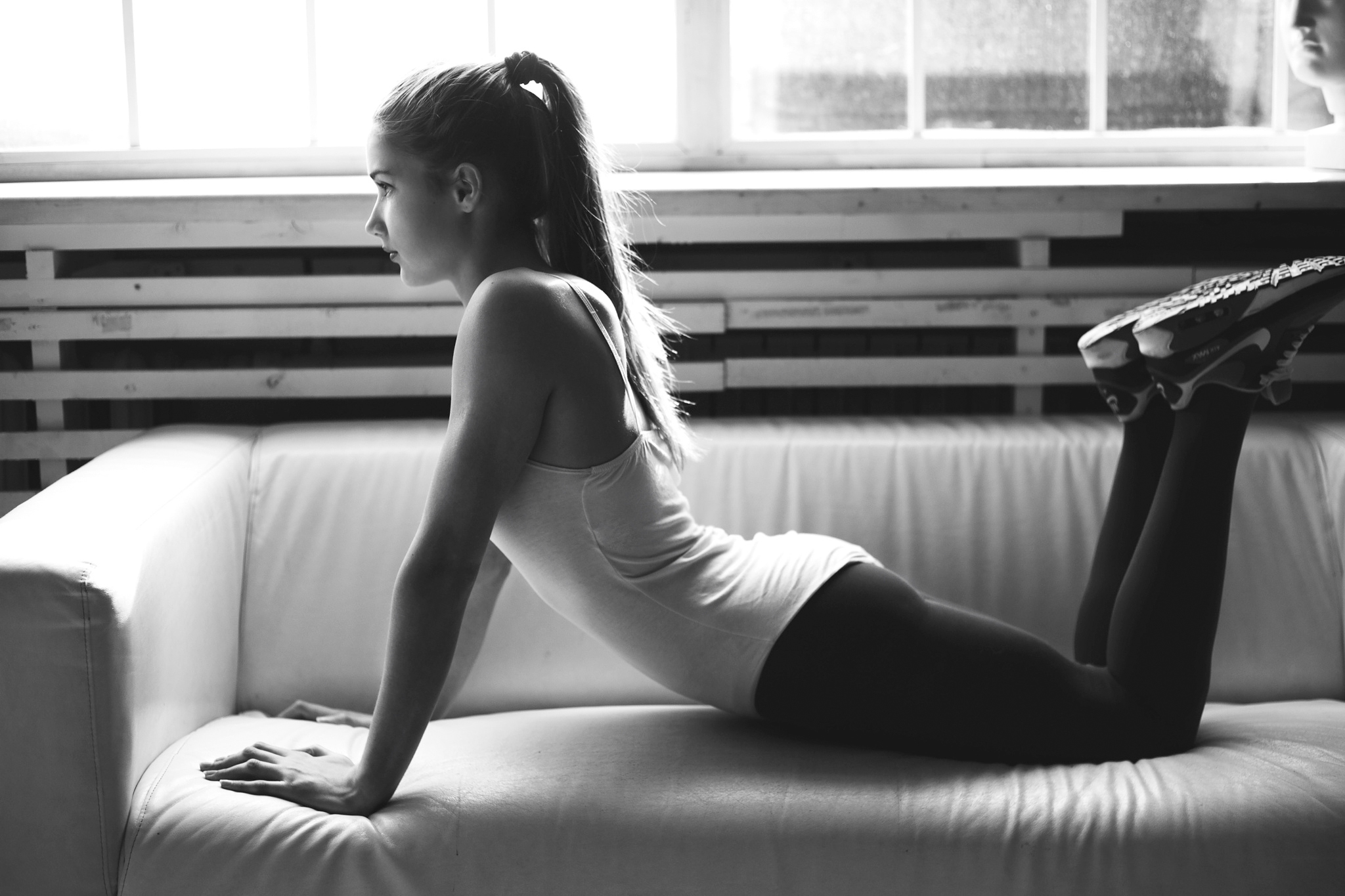 Девушка тренирует фитоняшку на постели с белыми розами и стоя мастурбируя ей писю