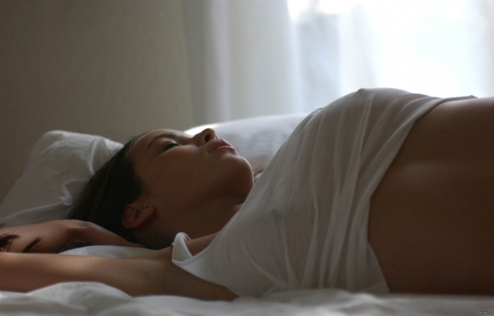 Обаятельная негритянка в любительском видео лёжа в постели балдеет от домашней мастурбации