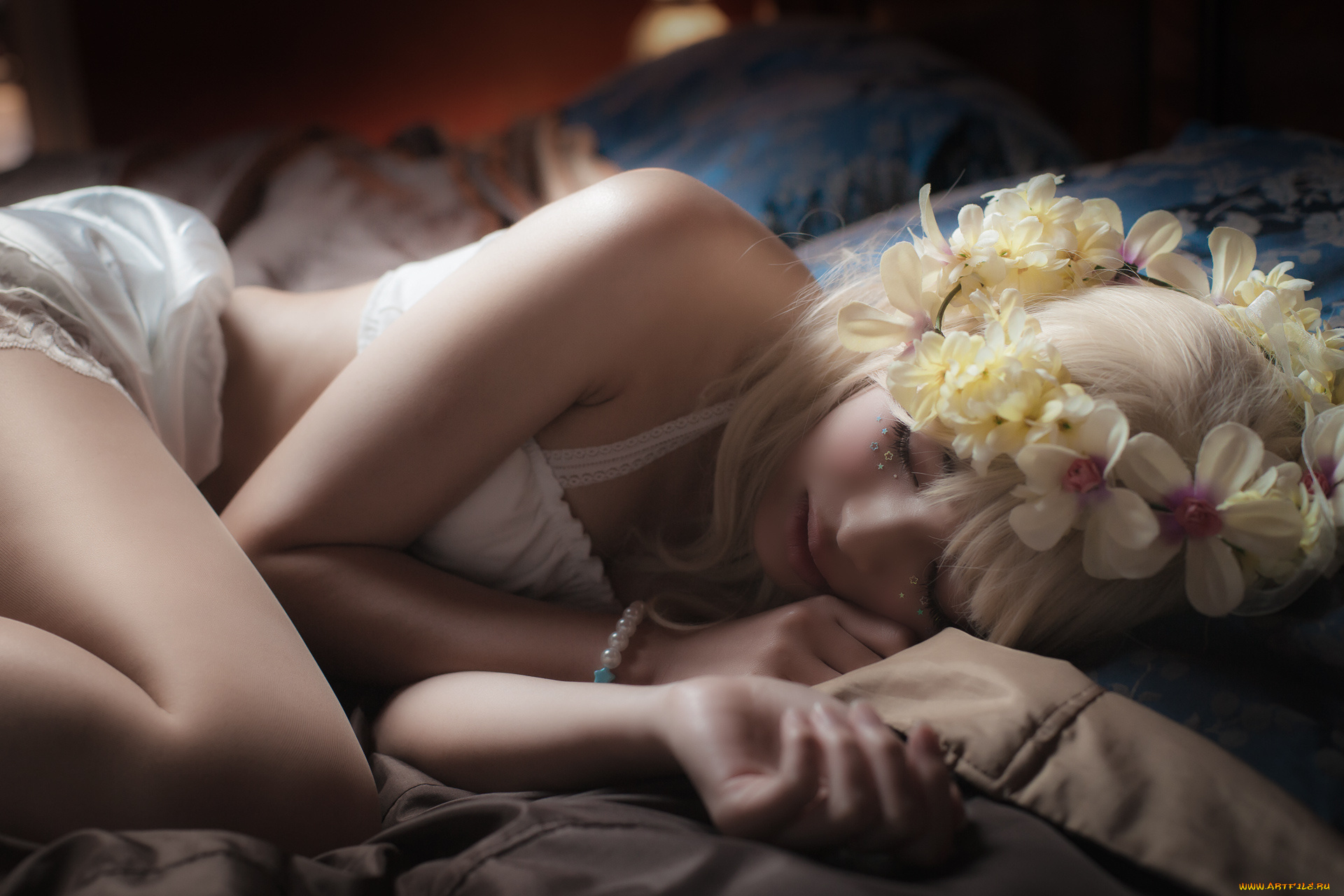 Фото красивой блондинки раздевающейся на постели
