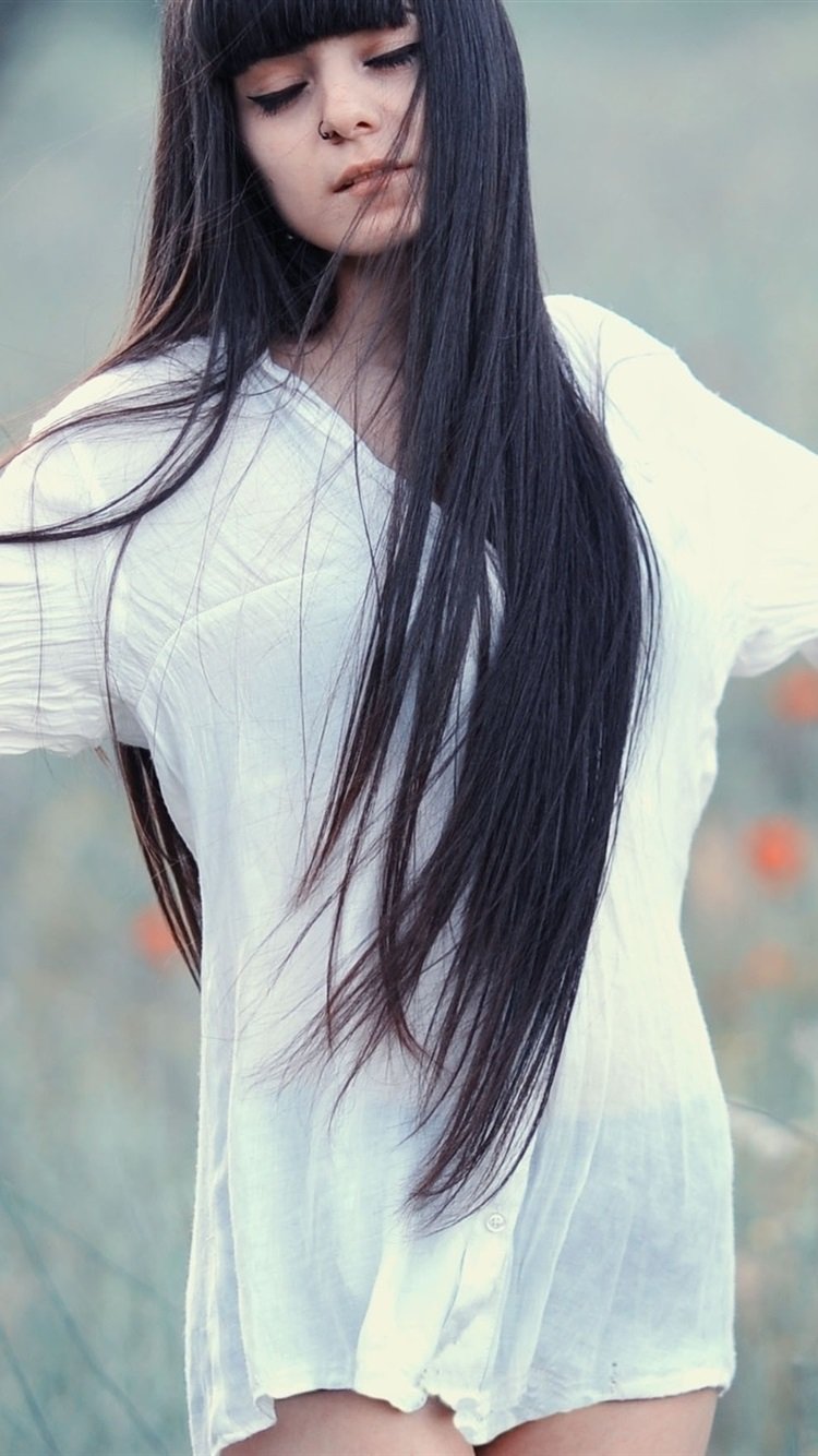 Молодая небритка с длинными волосами