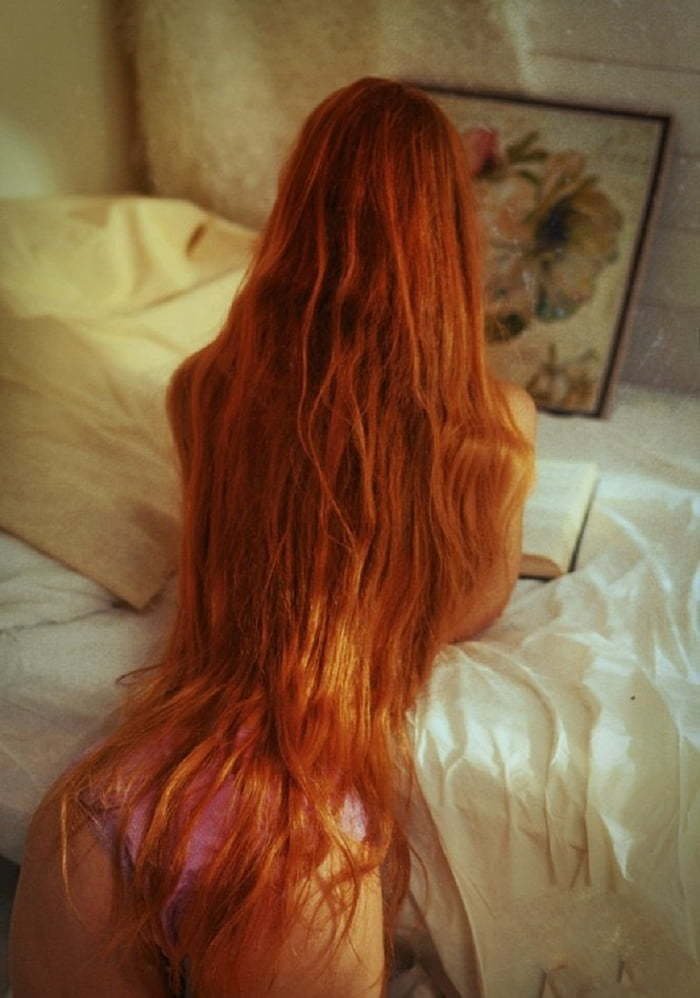 Женщина с красными волосами и волосами на лобке