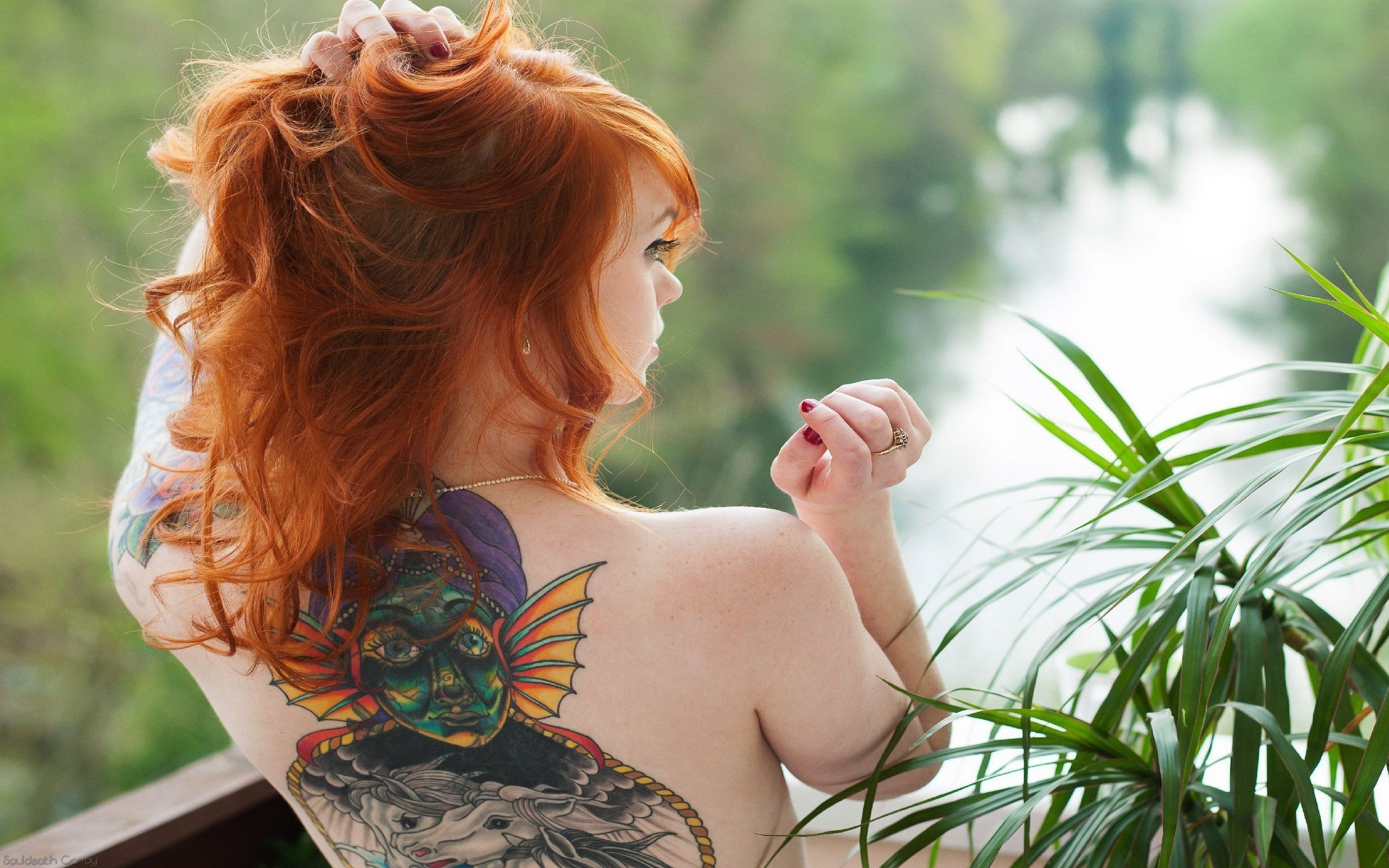 Фотограф снимает большие дойки милфы с рыжими волосами в душе для эротического журнала