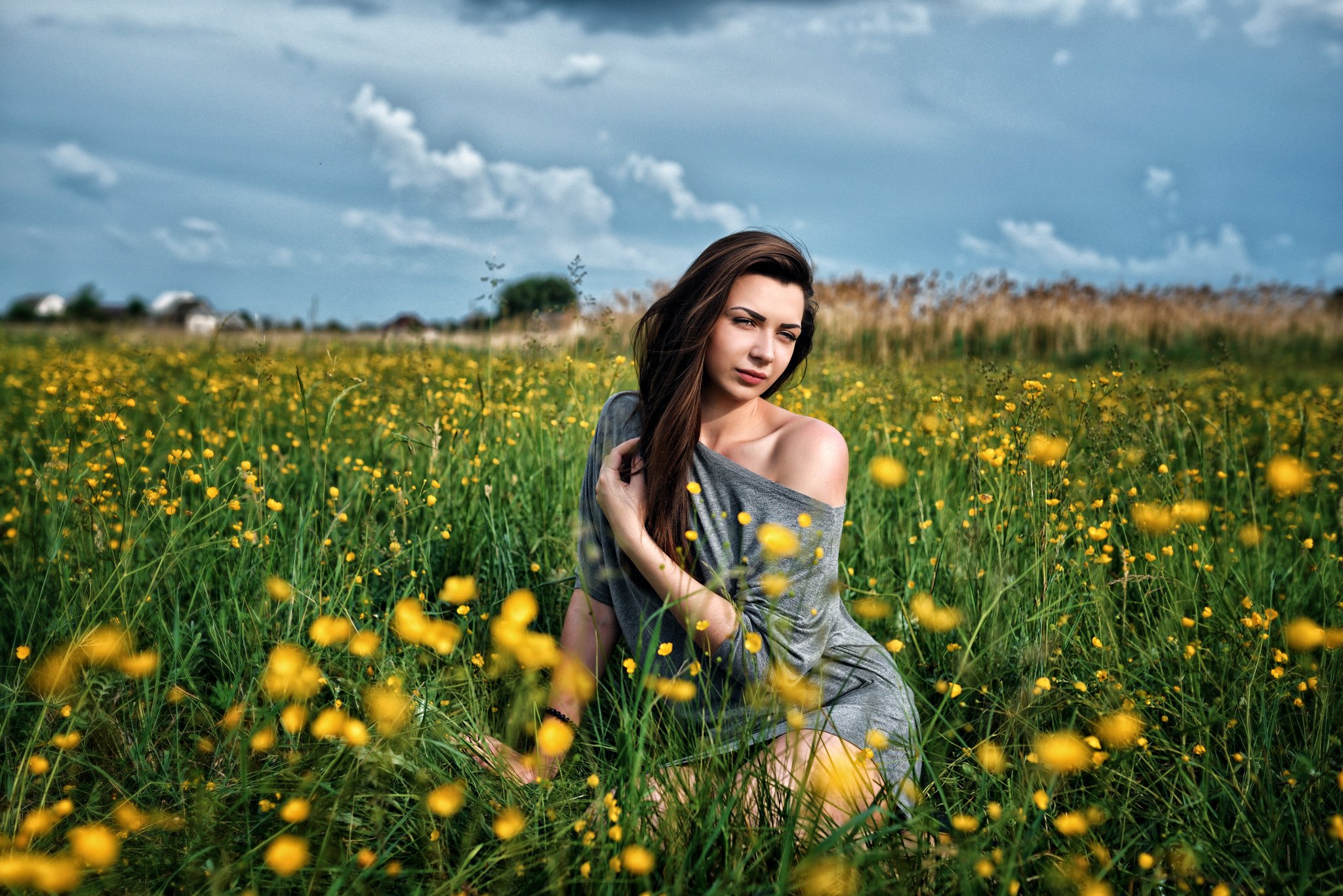 Фото девушки с силиконовой грудью на фоне цветочной клумбы