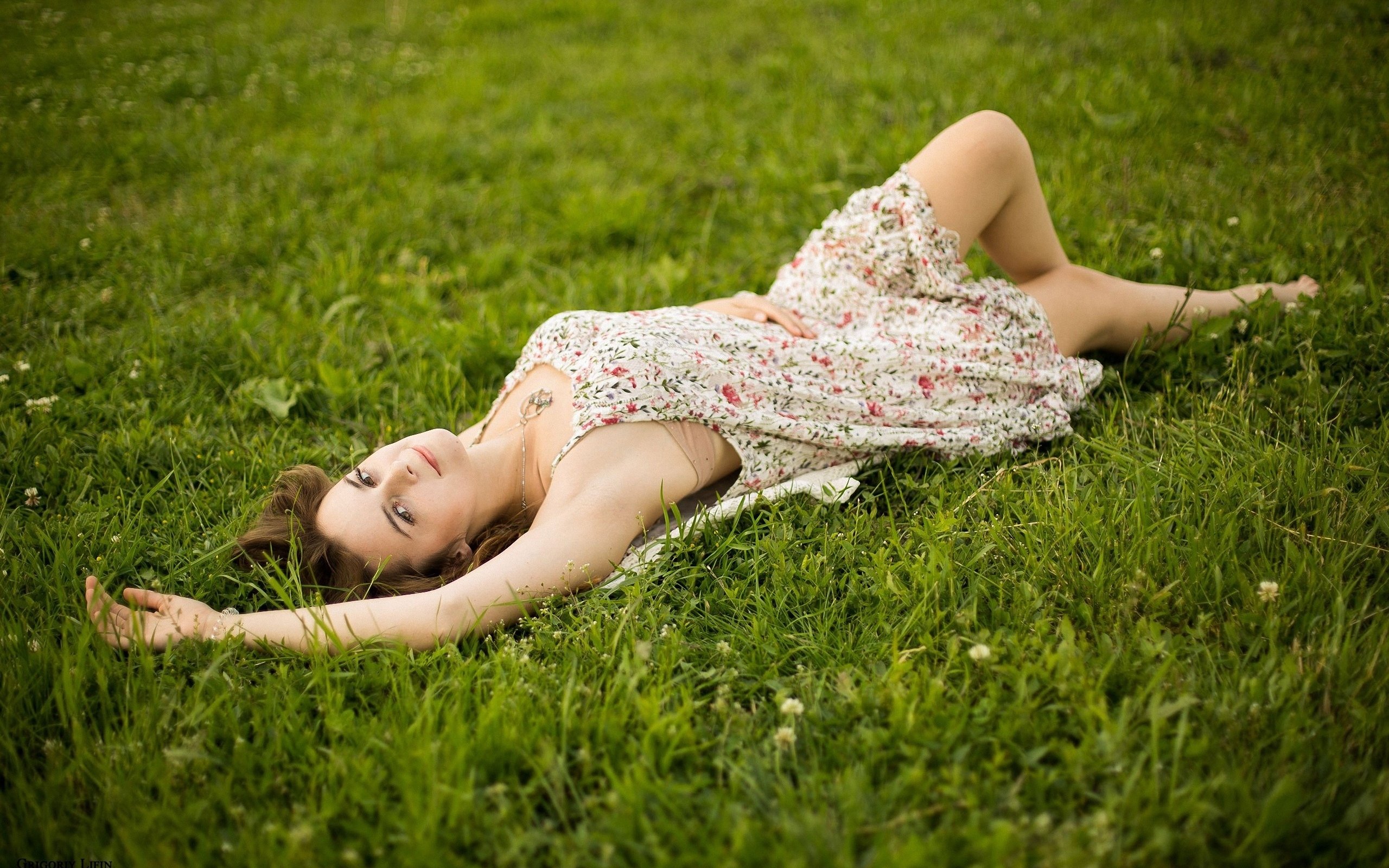 Голая жена отдыхает на поляне 32 фото эротики