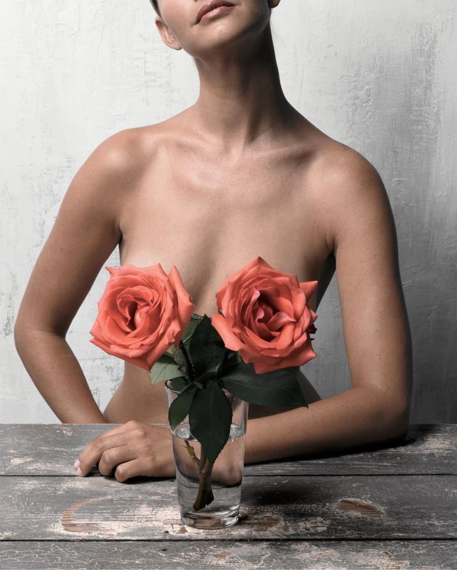 Обнаженная девушка с цветком - 14 фото