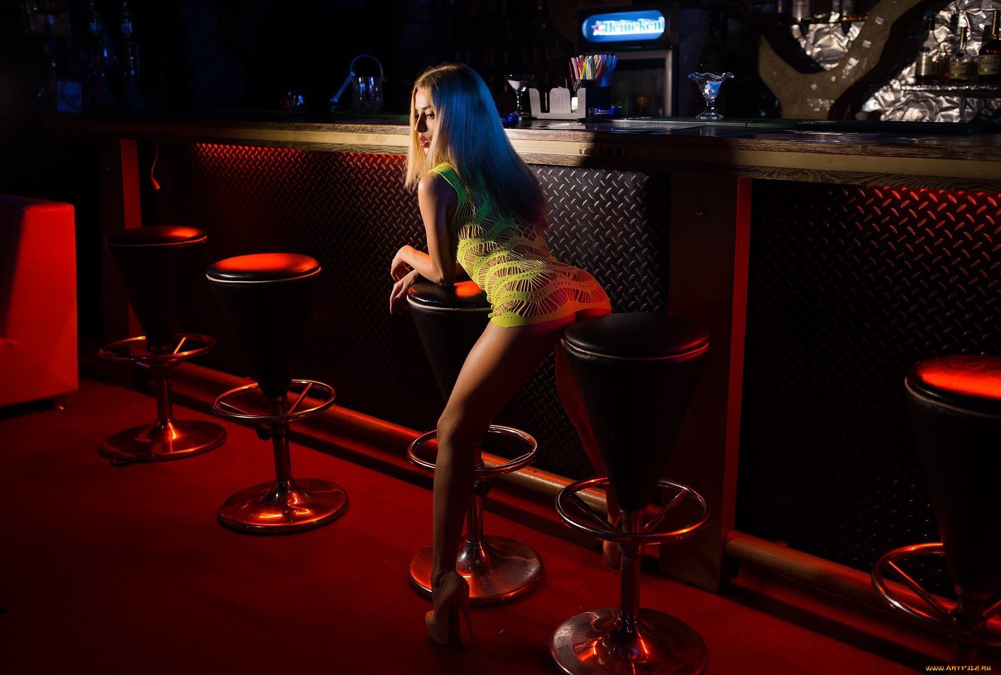 Блонда в чулках и с супер дойками ласкает себя на стойке в баре