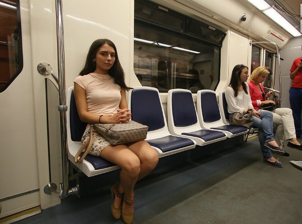 Большая грудь девушки в метро фото