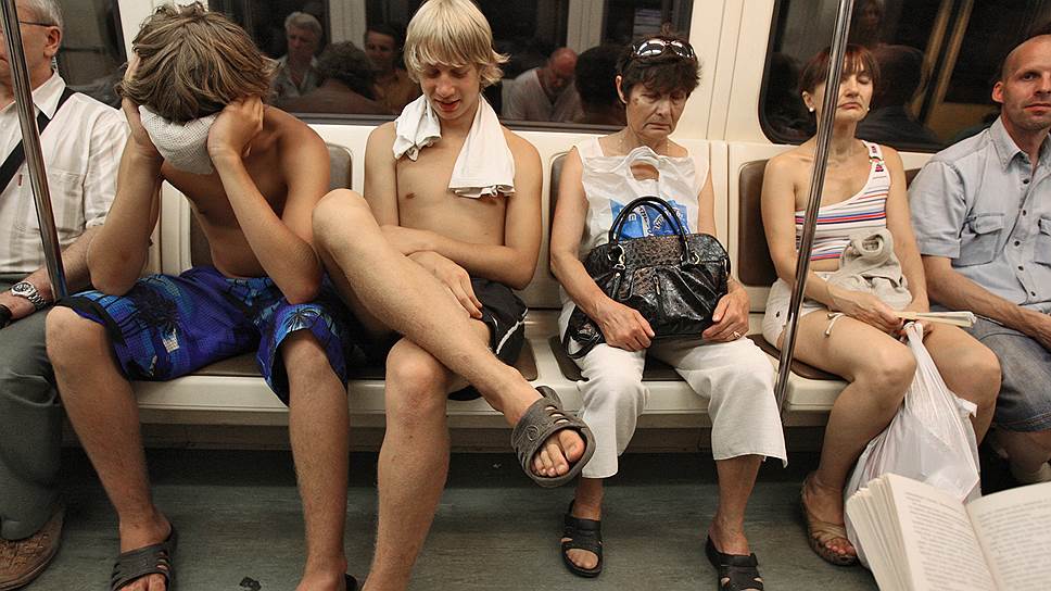 Голые телки в метро 