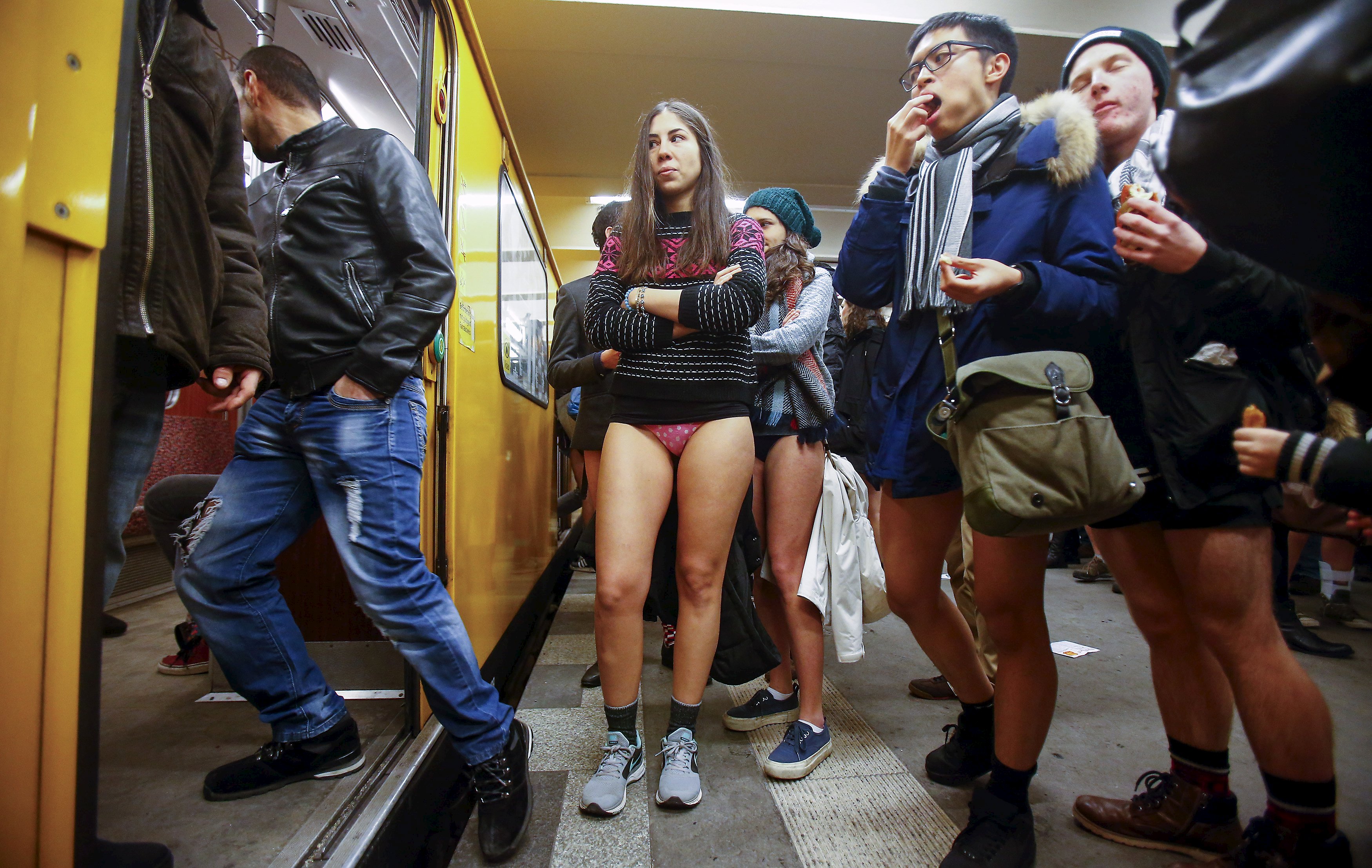 Засветы девушек в метро 