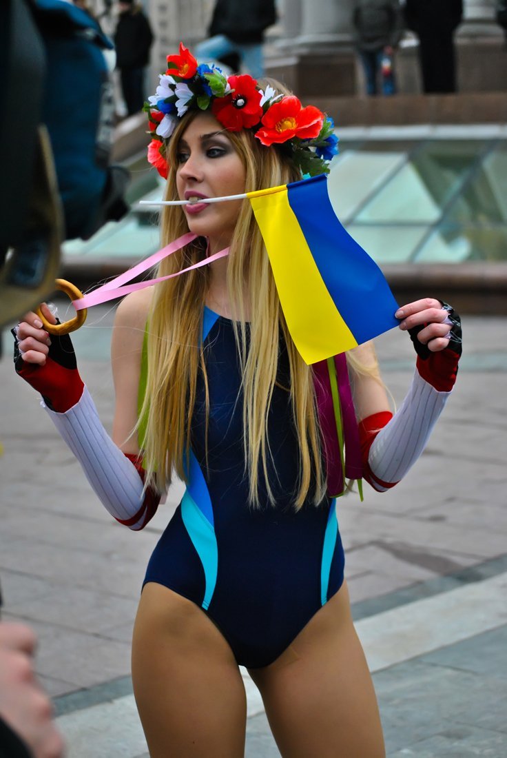 Сексуальная украинка показала сиськи на улице 