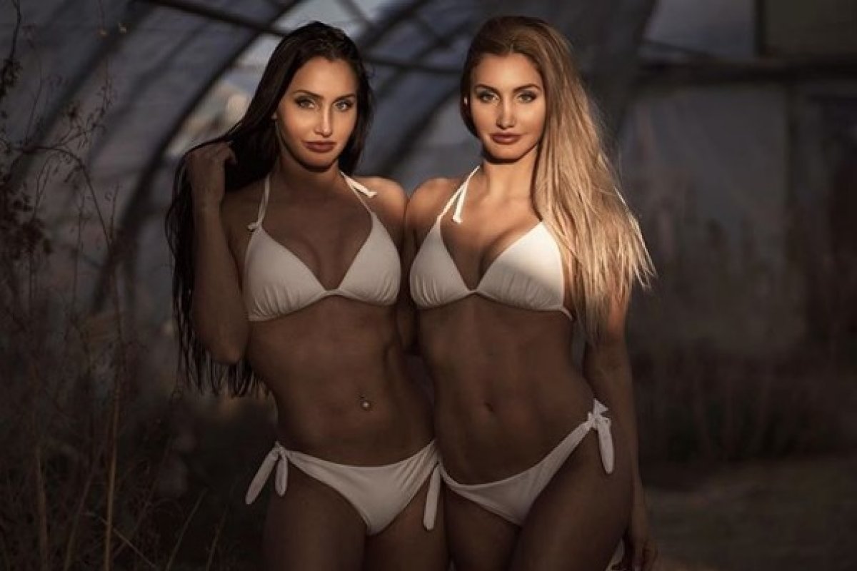 Откровенные близняшки позируют голыми 19 фото эротики