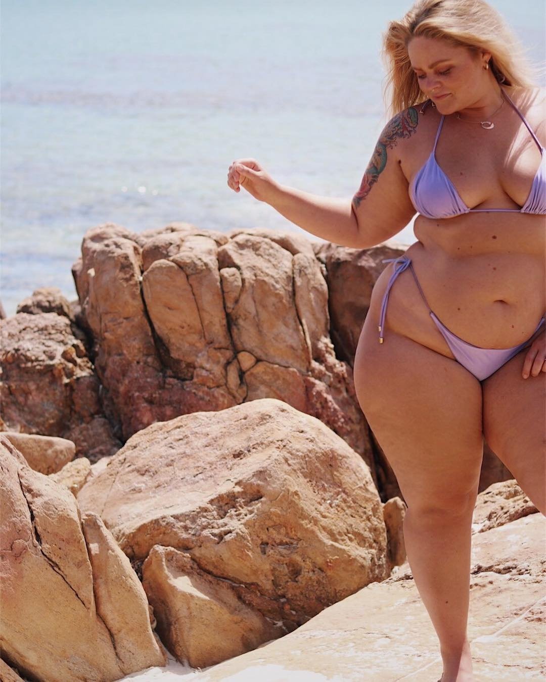 Зрелая толстуха с большой попой трахается в позе наездницы на пляже
