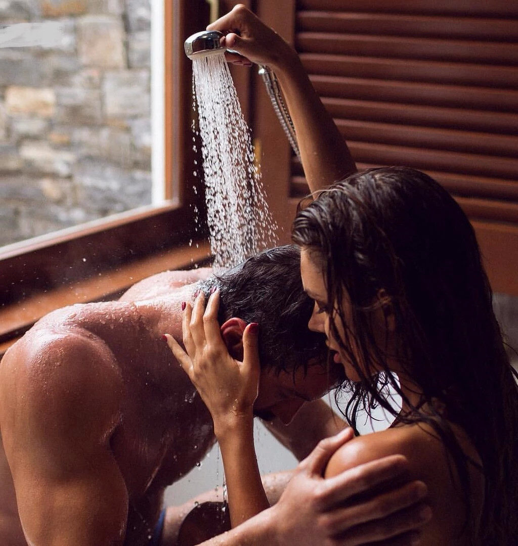 Девка принимает душ а парень ее снимает - порно фото