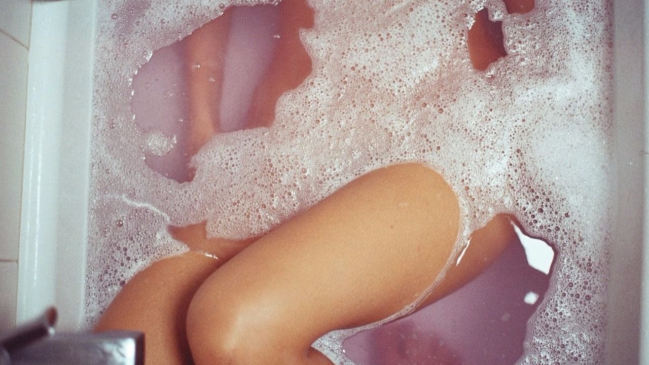 Полная брюнетка с большой попой делает селфи в ванной