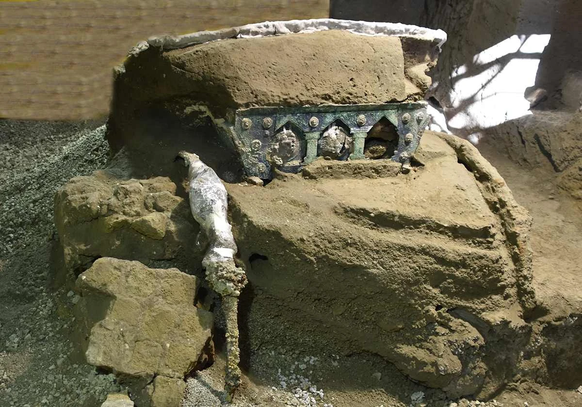 Уникальная древнеримская церемониальная колесница: Находка в Помпеях раскрывает тайны древней культуры