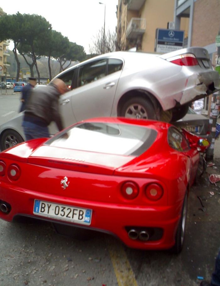 Неудачно припарковал Ferrari
