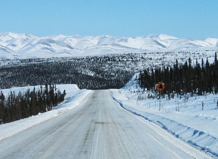Зимняя дорога, соединяющая два города в Канаде