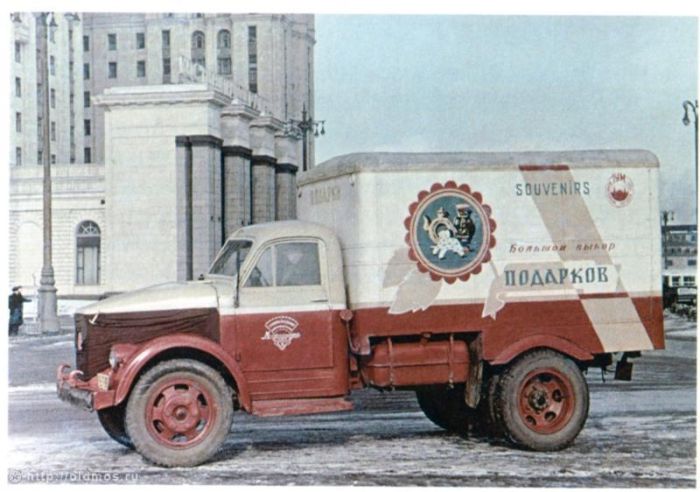 Рекламные плакаты на грузовиках времен СССР!