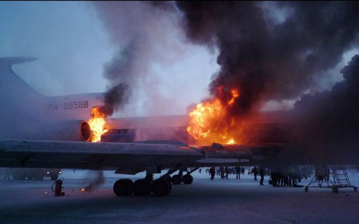 В аэропорту Сургута загорелся и взорвался Ту-154