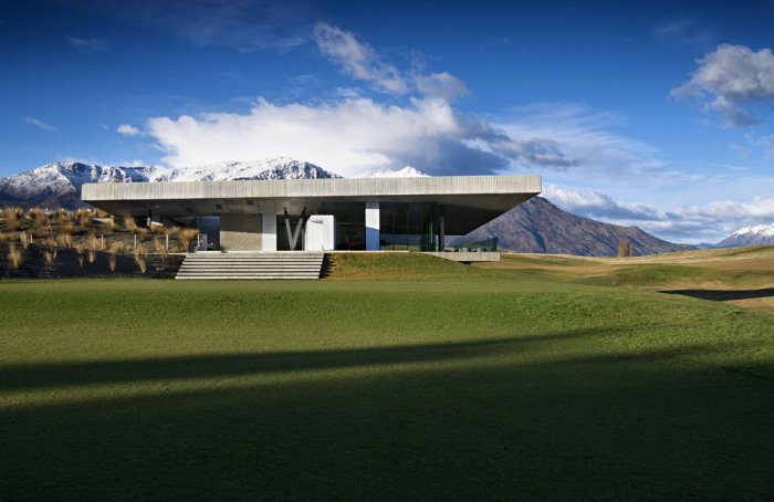 Многоуровневое здание для гольф-клуба