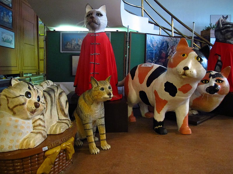 Cat museum. Kuching Cat Museum - кошачий город. Музей кошек в Кучинге Малайзия. Московский музей кошки в Москве. Экспонаты в Московском музее кошек.