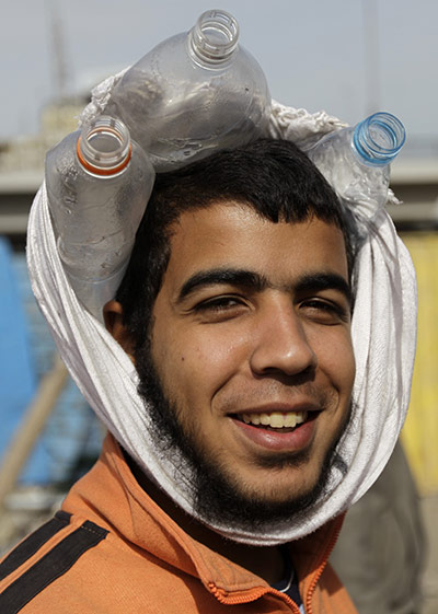 Самодельные шлемы египетских погромщиков