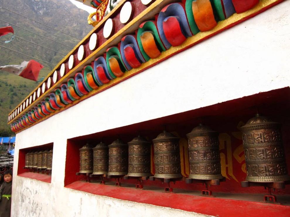 Монастырь буддистов. Непал буддийские монастыри. Khawalung Monastery Непал. Монастырь буддийский в США.