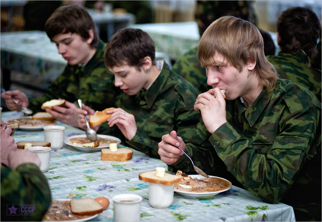 Ужин в армии. Солдаты в столовой. Солдаты обедают. Обед солдата. Столовая солдат армии РФ.